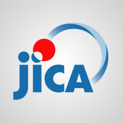 Логотип JICA на фоне украинского флага