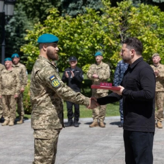 Zelensky presents awards to marines