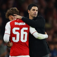 Max Doomen in Arsenal jersey