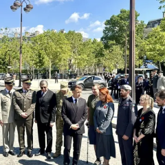 Ветерани подарували шеврони Макрону в Парижі