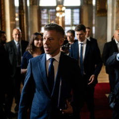 Новий прем’єр вимагає відставки президента