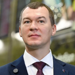 Человек с документами в руках