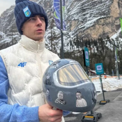 Запрещенный спортсмен с украинским гербом на шлеме