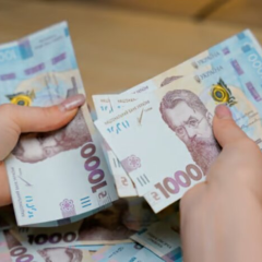 Пенсіонери з окупованих територій в пункті виплат