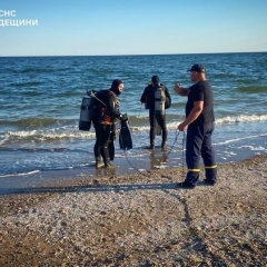 Дитину плаваючу на надувному крузі