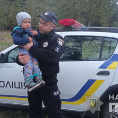 Маленький мальчик потерялся в лесу