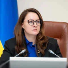 Флаг України з грошима ЄС