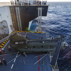 Екіпаж Chinook на HMS Queen Elizabeth