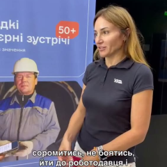 Людина працює з роботом