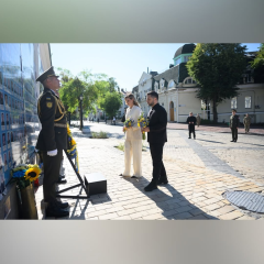 Почитание героев у Стены памяти