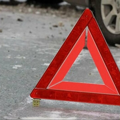 Автомобиль с аварией на тротуаре