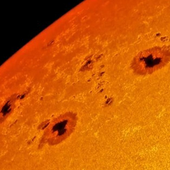 Солнце с пятнами, похожими на Землю