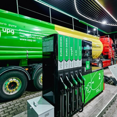 Автомобіль на заправці, продажі палива