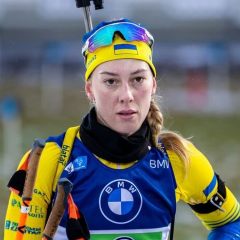 Ukrainian athletes with Olympic smartphone and buff