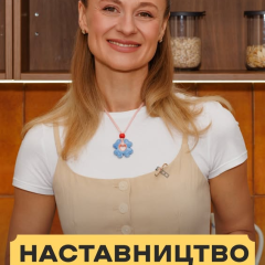 Девушка помогает парню с учебой