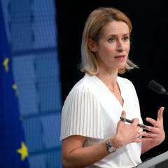 Логотип Европарламента на фоне американского флага