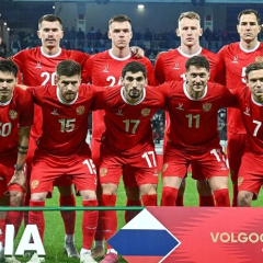 Флаги Гондураса и России на футбольном поле
