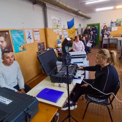 Мобільні групи ДМС видали паспорти