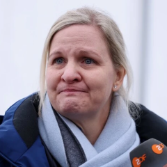 Скелетоніст зі спеціальним шолом, що порушує правила