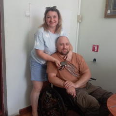 Ветеран отримує паспорт для реабілітації
