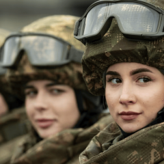 Женщины в армии: опровержение мобилизации