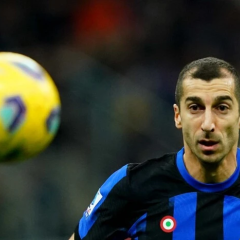 Photo of Henrikh Mkhitaryan with a new contract