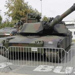 Американський долар банкноти лежать поруч