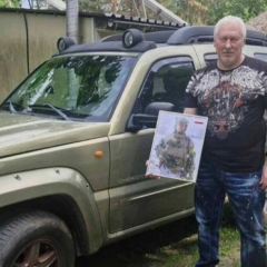 Батько загиблого польського добровольця передає автомобіль ЗСУ