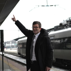 Пікапи та автобуси для відновлення шляхів