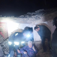 Спасатели выводят женщину из-под завалов