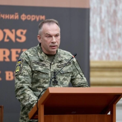 Боєць перевіряє логістику на передовій