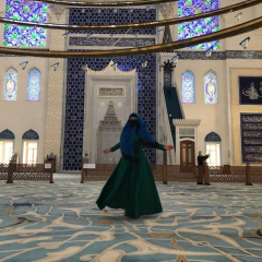 Надія Савченко з Кораном в паранджі