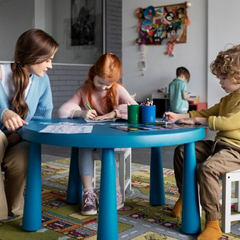 Ребенок с книгой в школе