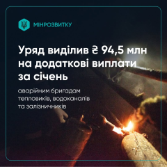 Конверта з грошима на тлі стопок паперів