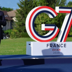 На полях G7 Зеленский показал Трампу снимки атаки на Лавру