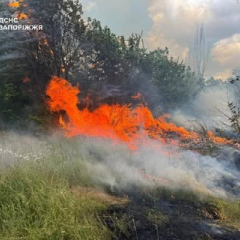 Рятувальник допомагає пораненим внаслідок російського БпЛА