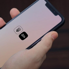 Пенсіонер з комп'ютером оформлює електронне посвідчення