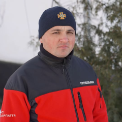 Горнолыжник-спасатель на фоне гор Закарпатья