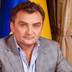 Білий чоловік у костюмі з підозрою
