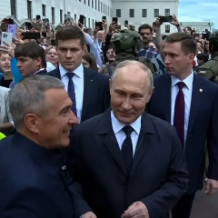 Путин впервые за год появился на публике в Казани под серьезной охраной