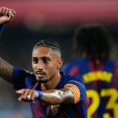 Rafinha leaves the field after the match