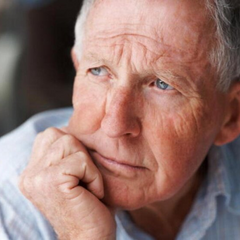 Пенсіонерка з грошима у руках