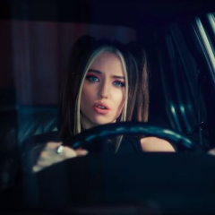 Дорофеева разбила два BMW для клипа