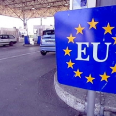 Паспорт з візою на фоні знаку ЄС