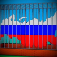 Люди поднимают украинский флаг