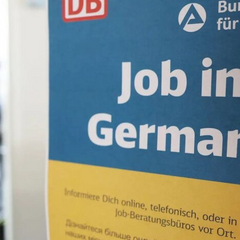 Украинцы получают разрешение на работу