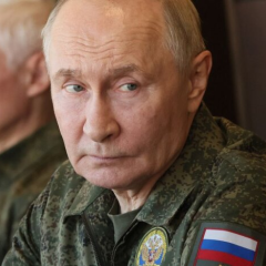 Водитель размышляет над затратами на топливо