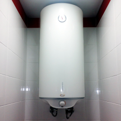 Женщина обращается за помощью к спасателям