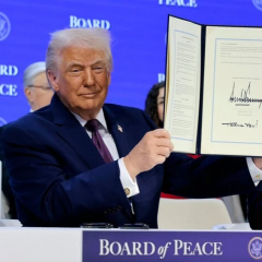 Портрет Дональда Трампа на фоне Давоса