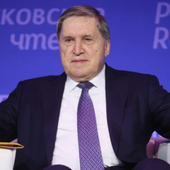 Американський та російський прапори в рукавах